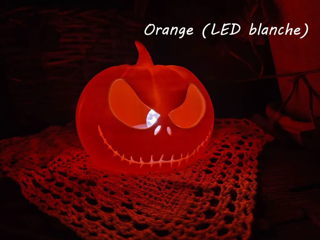 impression-3d-crane-squelette-citrouille-lampe-orange-led-blanc.webp