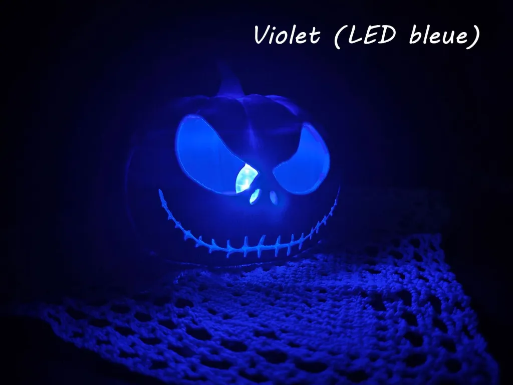 impression-3d-crane-squelette-citrouille-lampe-violet-led-bleu.webp