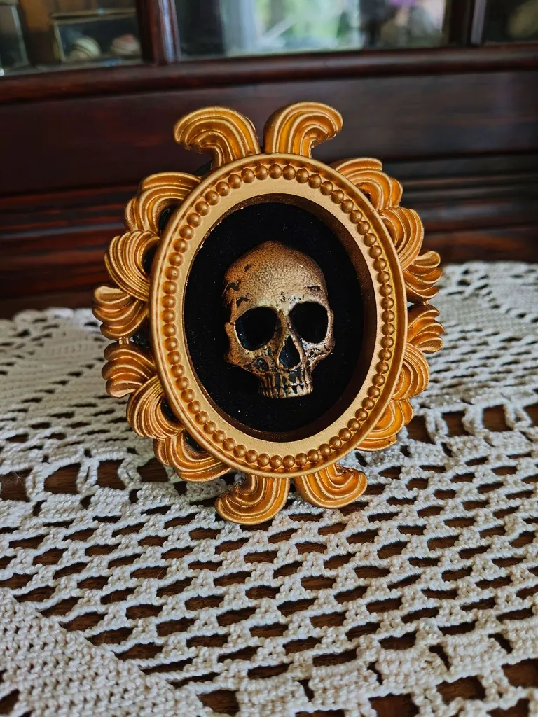 cadre-doré-macabre-crane-doré-baroque-impression-3d.webp