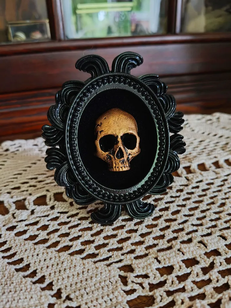 cadre-noir-macabre-crane-doré-baroque-impression-3d.webp