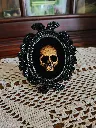 cadre-noir-macabre-crane-doré-baroque-impression-3d.webp