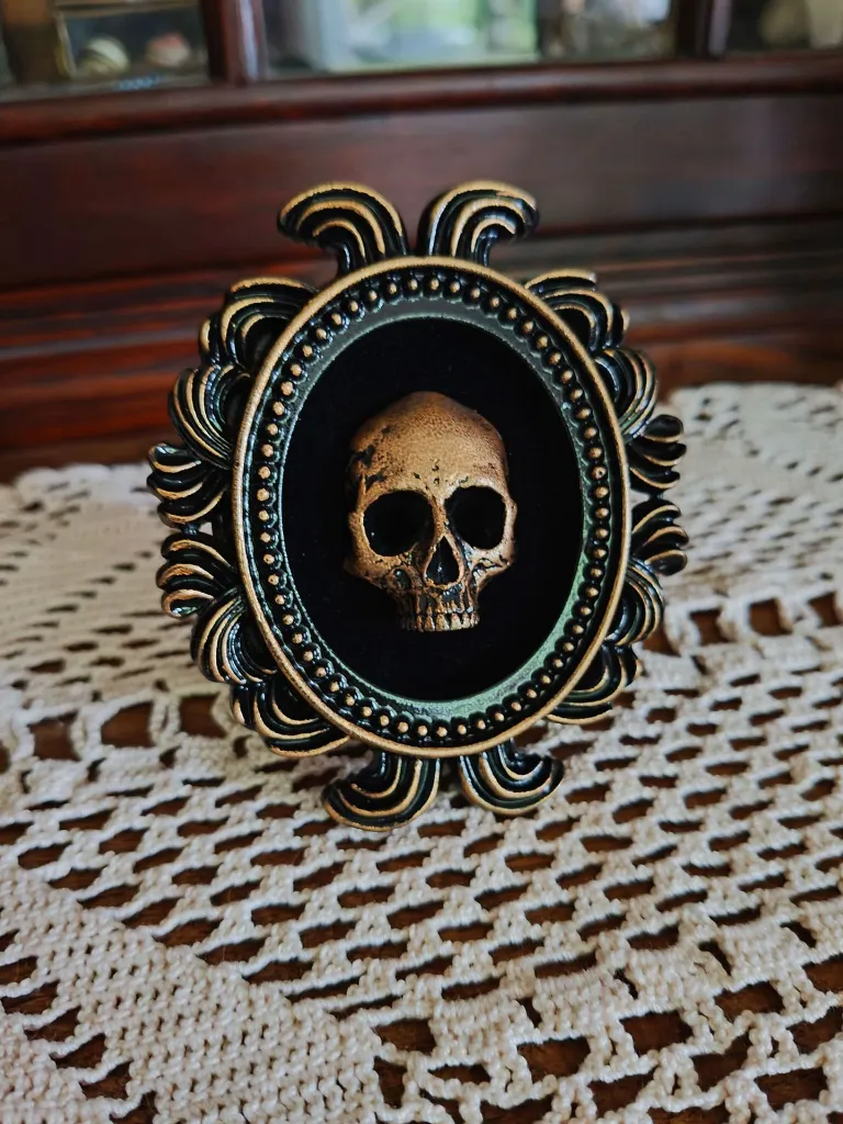 cadre-noir-patiné-macabre-crane-doré-baroque-impression-3d.webp
