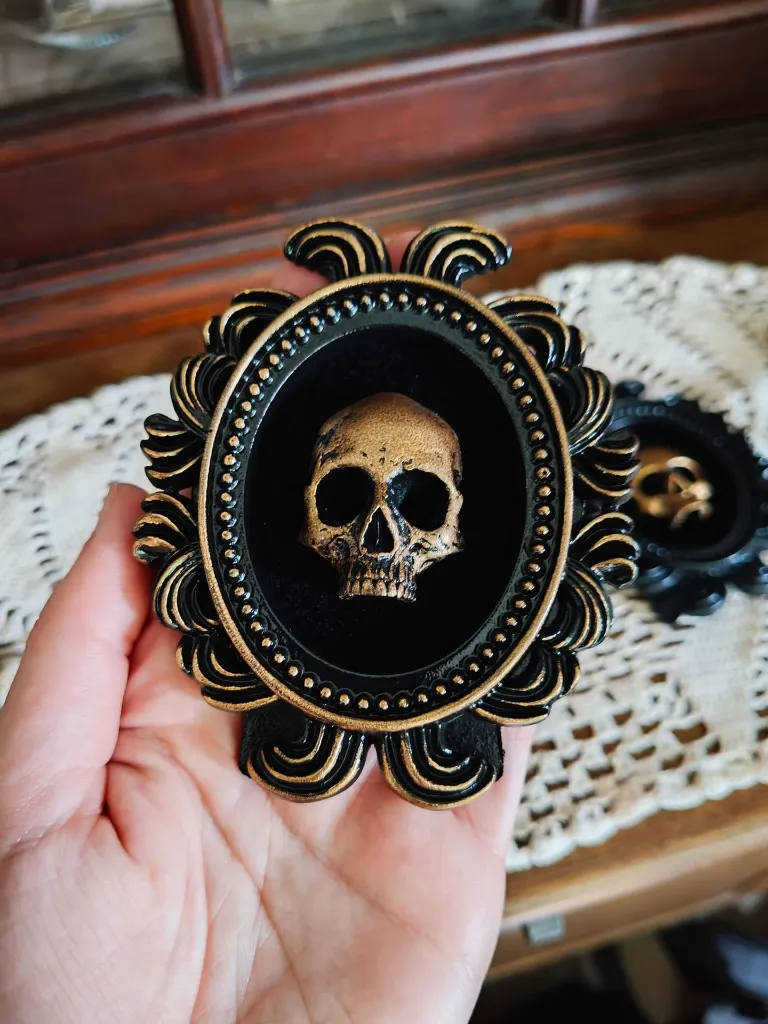 cadre-doré-macabre-crane-doré-baroque-impression-3d-taille.webp