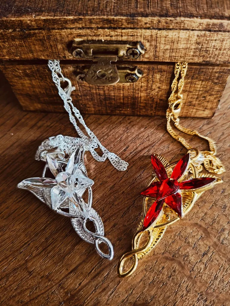 gravure-laser-coffre-bois-arbre-blanc-pendentif-elfique-or-argent.webp