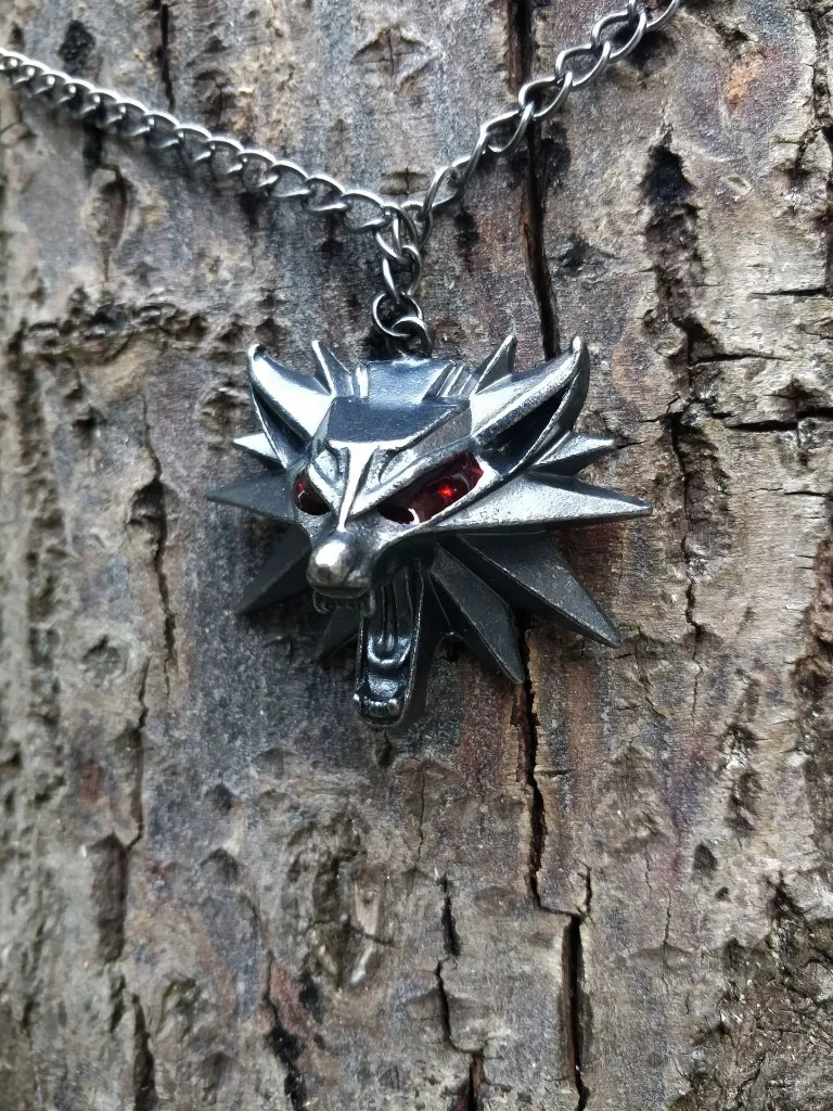 gravure-laser-sorceleur-coffre-bois-pendentif-zoom.webp