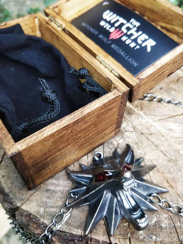 gravure-laser-sorceleur-coffre-bois-pendentif-detail.webp