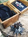 gravure-laser-sorceleur-coffre-bois-pendentif-detail.webp