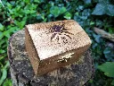 gravure-laser-sorceleur-coffre-bois-pendentif.webp