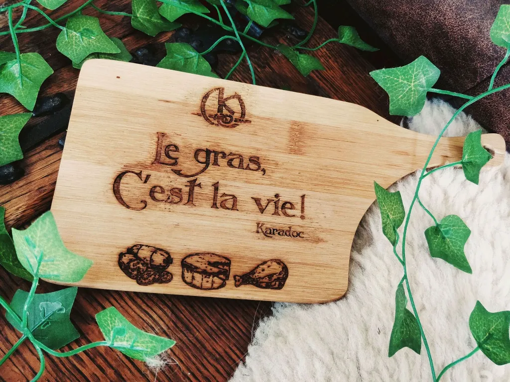 gravure-laser-planche-a-decouper-hache-bois-roi-arthur-le-gras-c-est-la-vie-karadoc.webp