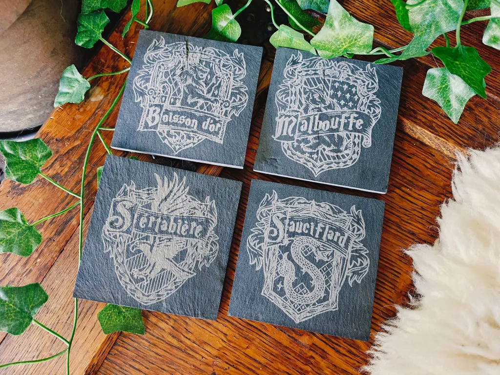 gravure-laser-ardoise-sous-verre-blason-sorciers.webp
