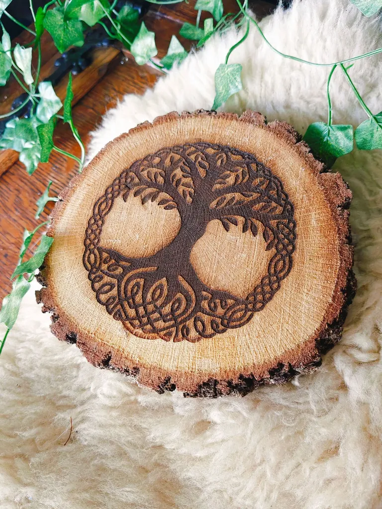gravure-laser-bois-rondin-yggdrasil-vue-droite.webp