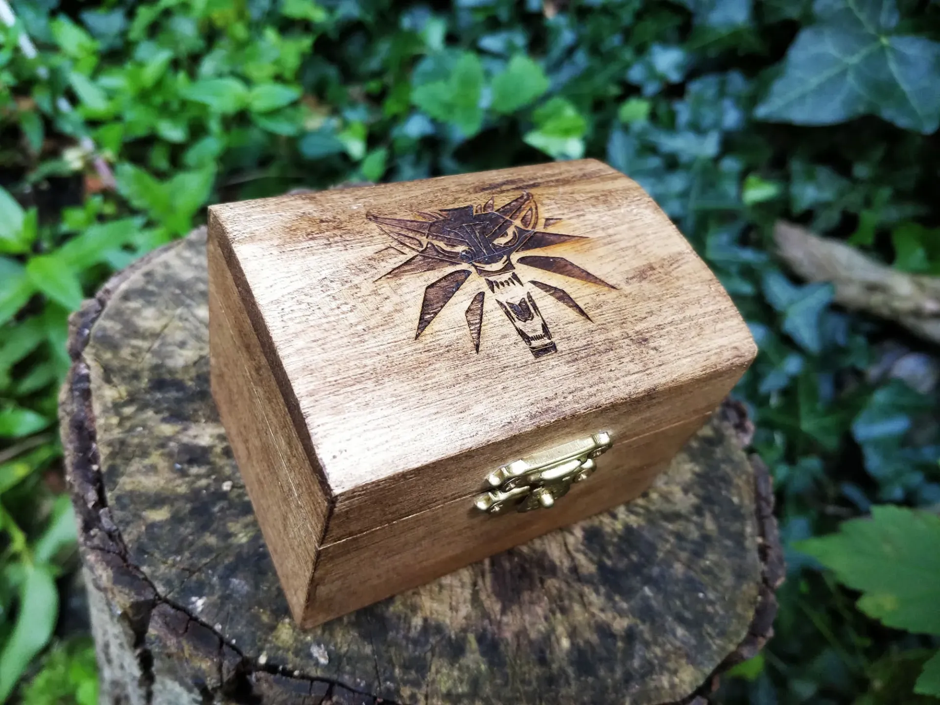 Petit coffre "The Witcher" + pendentif du jeu vidéo
